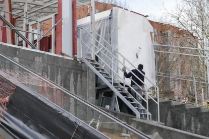 Obras en el elevador de Parquesol en la ladera del estadio José Zorrilla y Carrefour. -J.M. LOSTAU