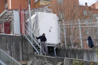 Obras en el elevador de Parquesol en la ladera del estadio José Zorrilla y Carrefour. -J.M. LOSTAU