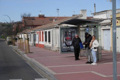 Parada de autobús en la calle Arrabal en La Overuela.- J.M. LOSTAU
