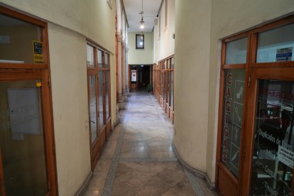 Centro Comercial en los Bajos del Palacio de los Valverde en la calle de San Ignacio en la actualidad .- J.M. LOSTAU