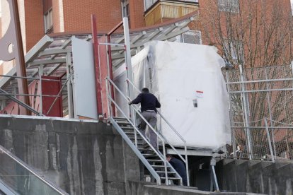 Obras en el elevador de Parquesol en la ladera del estadio José Zorrilla y Carrefour. -J.M. LOSTAU
