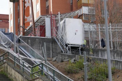 Obras en el elevador de Parquesol en la ladera del estadio José Zorrilla y Carrefour. -J.M. LOSTAU