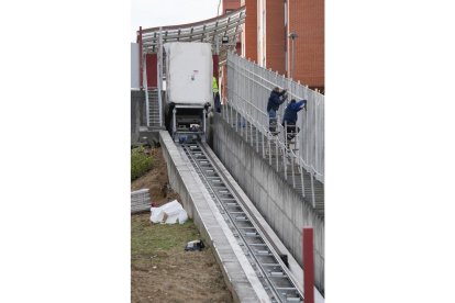 Obras en el elevador de Parquesol en la ladera del estadio José Zorrilla y Carrefour. -J.M. LOSTAU