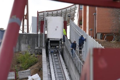 Obras en el elevador de Parquesol en la ladera del estadio José Zorrilla y Carrefour. -J.M. LOSTAU