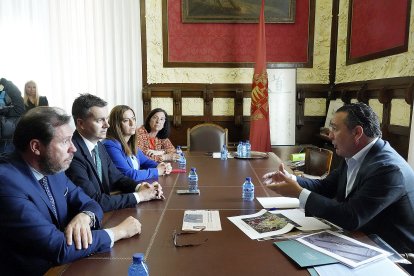 El alcalde de Valladolid, Óscar Puente, el ministro de Industria, Comercio y Turismo, Héctor Gómez, y el consejero de Inobat, Marian Bocek. Atienden a los medios a la finalización del encuentro. ICAL
