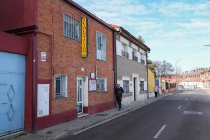 Panadería en la calle Arrabal en La Overuela.- J.M. LOSTAU
