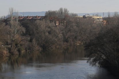 Zona del puente con semáforos para acceder o salir del barrio La Overuela.- J.M. LOSTAU