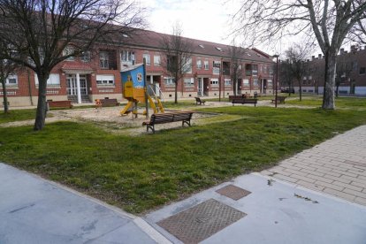 Parque en la calle de los Dados en La Overuela.- J.M. LOSTAU