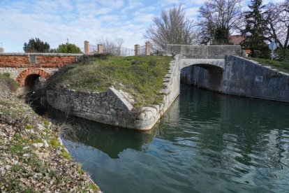 Ramal sur esclusa 41 del canal de Castilla en La Overuela.- J.M. LOSTAU
