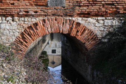 Ramal sur esclusa 41 del canal de Castilla en La Overuela.- J.M. LOSTAU