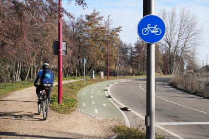 Zona del puente con semáforos para acceder o salir del barrio La Overuela.- J.M. LOSTAU