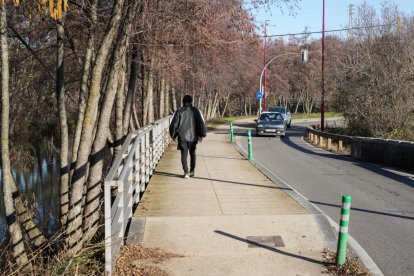 Zona del puente con semáforos para acceder o salir del barrio La Overuela.- J.M. LOSTAU