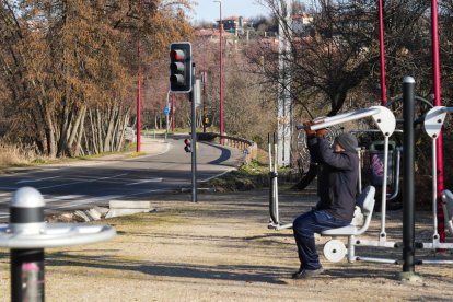Zona del puente con semáforos para acceder o salir del barrio La Overuela.- J.M. LOSTAU