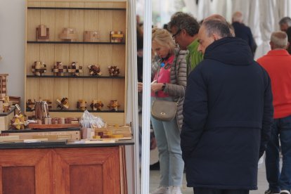 Un hombre contempla el expositor de un artesano madrileño. | PABLO REQUEJO