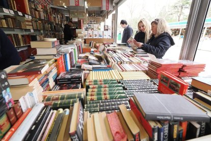 Primeros visitantes de la Feria del Libro Antiguo. | P. REQUEJO