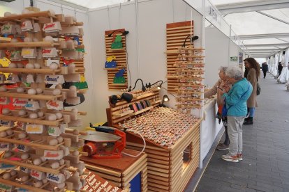 Imagen de uno de los expositores de la Feria de Artesanía. | PABLO REQUEJO
