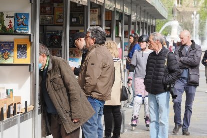 La Feria del Libro ya concitaba hoy a los primeros curiosos. | PABLO REQUEJO