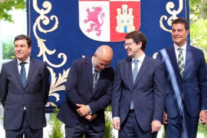El presidente de la Junta, Alfonso Fernández Mañueco, y el vicepresidente de la Junta, Francisco Igea, durante la toma de posesión de los consejeros del Gobierno