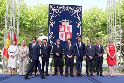 El presidente de la Junta, Alfonso Fernández Mañueco, junto a los consejeros del Gobierno tras tomar posesión de sus cargos