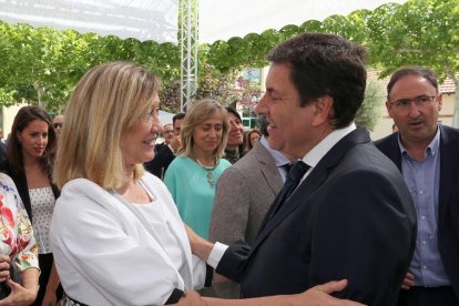 El consejero de Economía y Empleo, Carlos Fernández Carriedo, conversa con su predecesora en el cargo Pilar del Olmo tras tomar posesión de su cargo