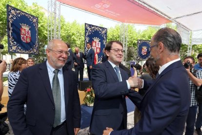 El presidente de la Junta, Alfonso Fernández Mañueco, y el vicepresidente de la Junta, Francisco Igea, saludan al presidente de las Cortes, Luis Fuentes, durante la toma de posesión de los consejeros del Gobierno