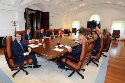 El presidente de la Junta, Alfonso Fernández Mañueco, durante el primer Consejo de Gobierno informal tras tomar posesión de sus cargos