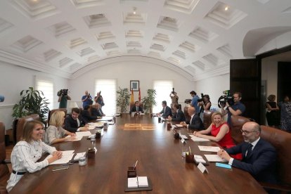 El presidente de la Junta, Alfonso Fernández Mañueco, durante el primer Consejo de Gobierno informal tras tomar posesión de sus cargos