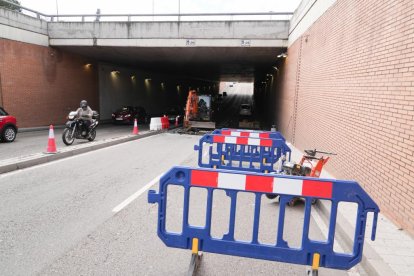 Corte al tráfico por obras en el túnel de la avenida Salamanca en dirección Arroyo. -JUAN MIGUEL LOSTAU