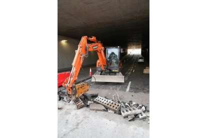 Corte al tráfico por obras en el túnel de la avenida Salamanca en dirección Arroyo. -JUAN MIGUEL LOSTAU