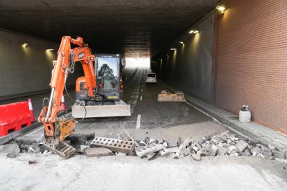 Corte al tráfico por obras en el túnel de la avenida Salamanca en dirección Arroyo. -JUAN MIGUEL LOSTAU