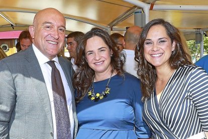 El consejero de Agricultura, Jesús Julio Carnero, Soledad Ulibarri y Adriana Ulibarri (Edigrup).