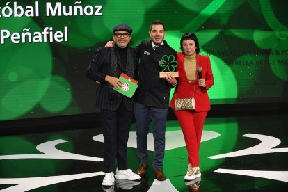 Cristóbal Muñoz, en el centro, junto a Jesús Sánchez y Fina Puigdevall. E.M.