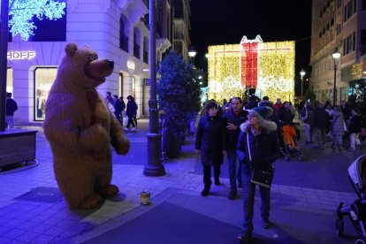 Iluminación Navideña en la calle Santiago de Valladolid. -PHOTOGENIC
