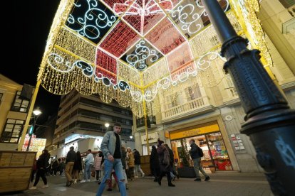 Iluminación Navideña en la calle Santiago de Valladolid. -PHOTOGENIC