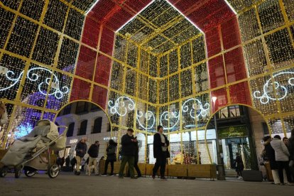 Iluminación Navideña en la calle Santiago de Valladolid. -PHOTOGENIC