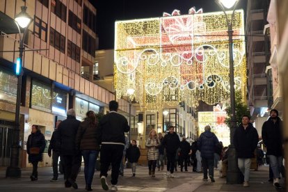 Iluminación Navideña en la calle Santiago de Valladolid. -PHOTOGENIC