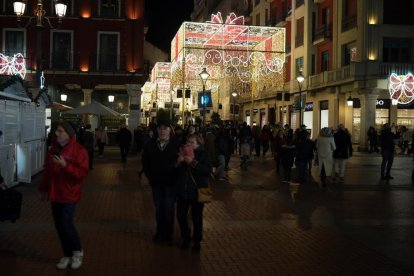 Iluminación Navideña en la calle Santiago de Valladolid. -PHOTOGENIC