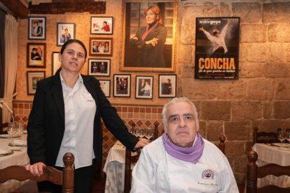 Teresa Rodríguez y Francisco Martínez, gerentes de La Criolla, en el comedor dedicado a Concha Velasco. -J.M. LOSTAU