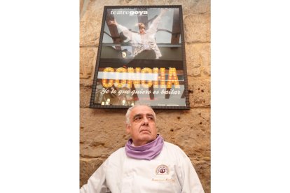 Francisco Martínez, dueño de La Criolla, en el comedor dedicado a Concha Velasco. -J.M. LOSTAU