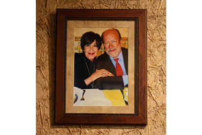 Fotografía de Concha Velasco con Javier León de la Riva, ex alcalde de Valladolid, que adorna el comedor en su nombre en La Criolla. -J.M. LOSTAU