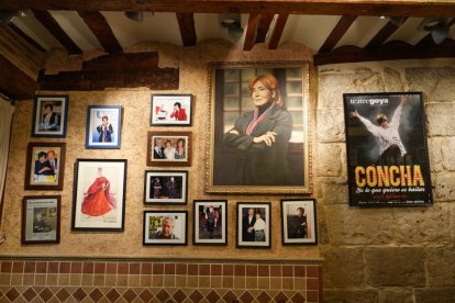 Fotografías de Concha Velasco que adornan el comedor en su nombre en La Criolla. -J.M. LOSTAU