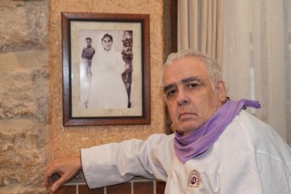 Francisco Martínez, dueño de La Criolla, en el comedor dedicado a Concha Velasco. -J.M. LOSTAU