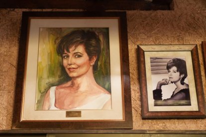 Fotografías de Concha Velasco que adornan el comedor en su nombre en La Criolla. -J.M. LOSTAU
