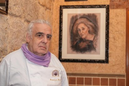 Francisco Martínez, dueño de La Criolla, en el comedor dedicado a Concha Velasco. -J.M. LOSTAU