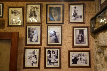 Fotografías de Concha Velasco que adornan el comedor en su nombre en La Criolla. -J.M. LOSTAU