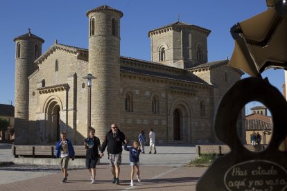Una familia pasea por Frómista, en Palencia. E.M.