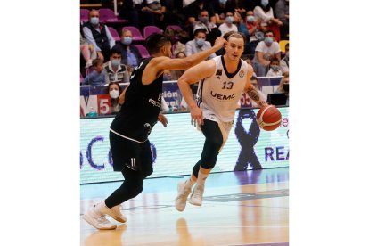 Geks conduce el balón ante la oposición de Allen. / Balcaza.