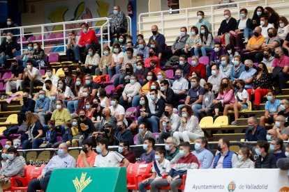 Buena entrada en las gradas bajas de Pisuerga en la final copera. / Balcaza.