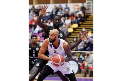 Raffington trata de postear al visitante Fall. / Balcaza.