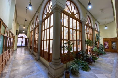 Centro Comercial de los Bajos del Palacio de los Marqueses de Valverde en 
 la calle San Ignacio .-J.M. LOSTAU